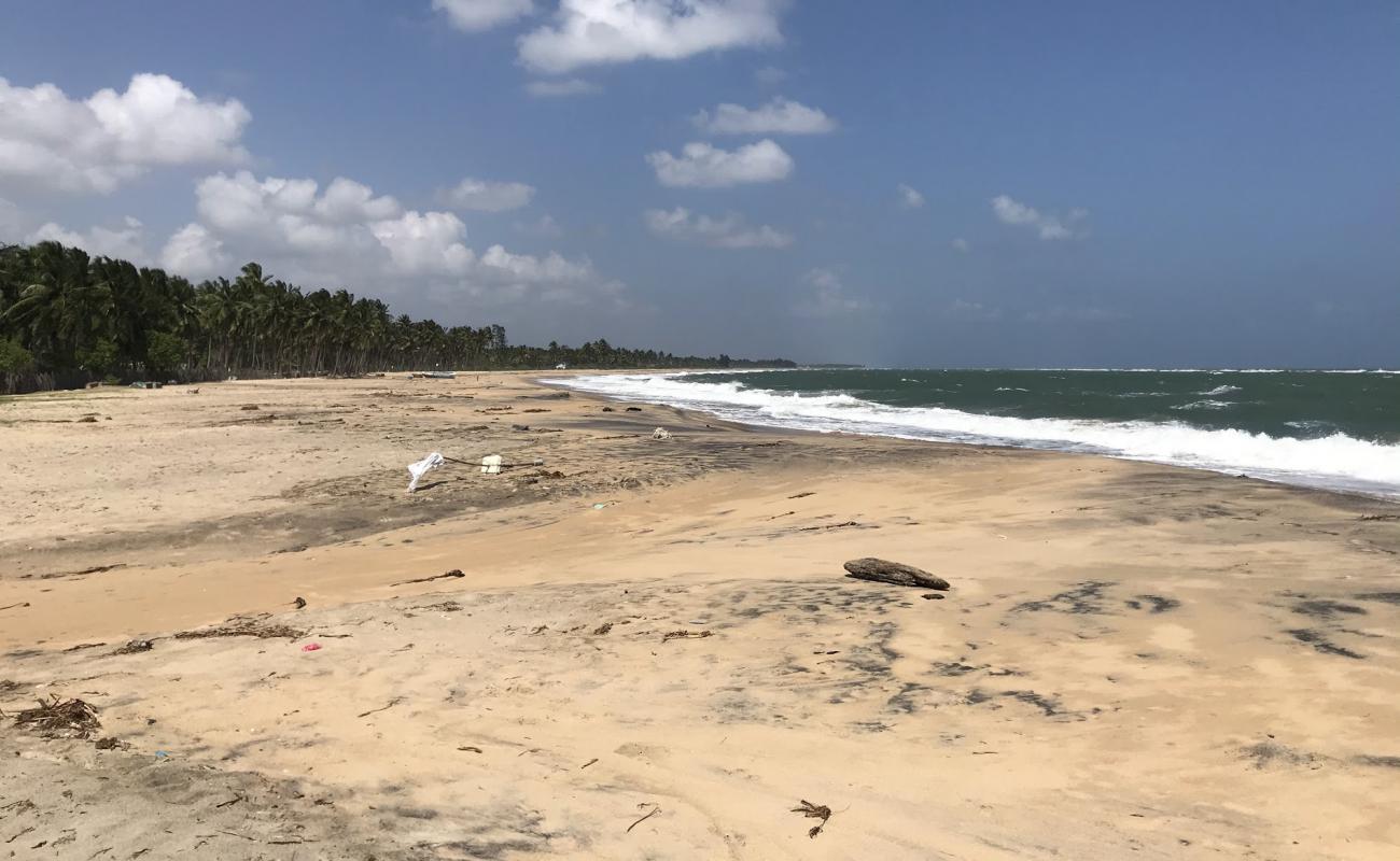 Foto de Thirukkovil beach con arena brillante superficie