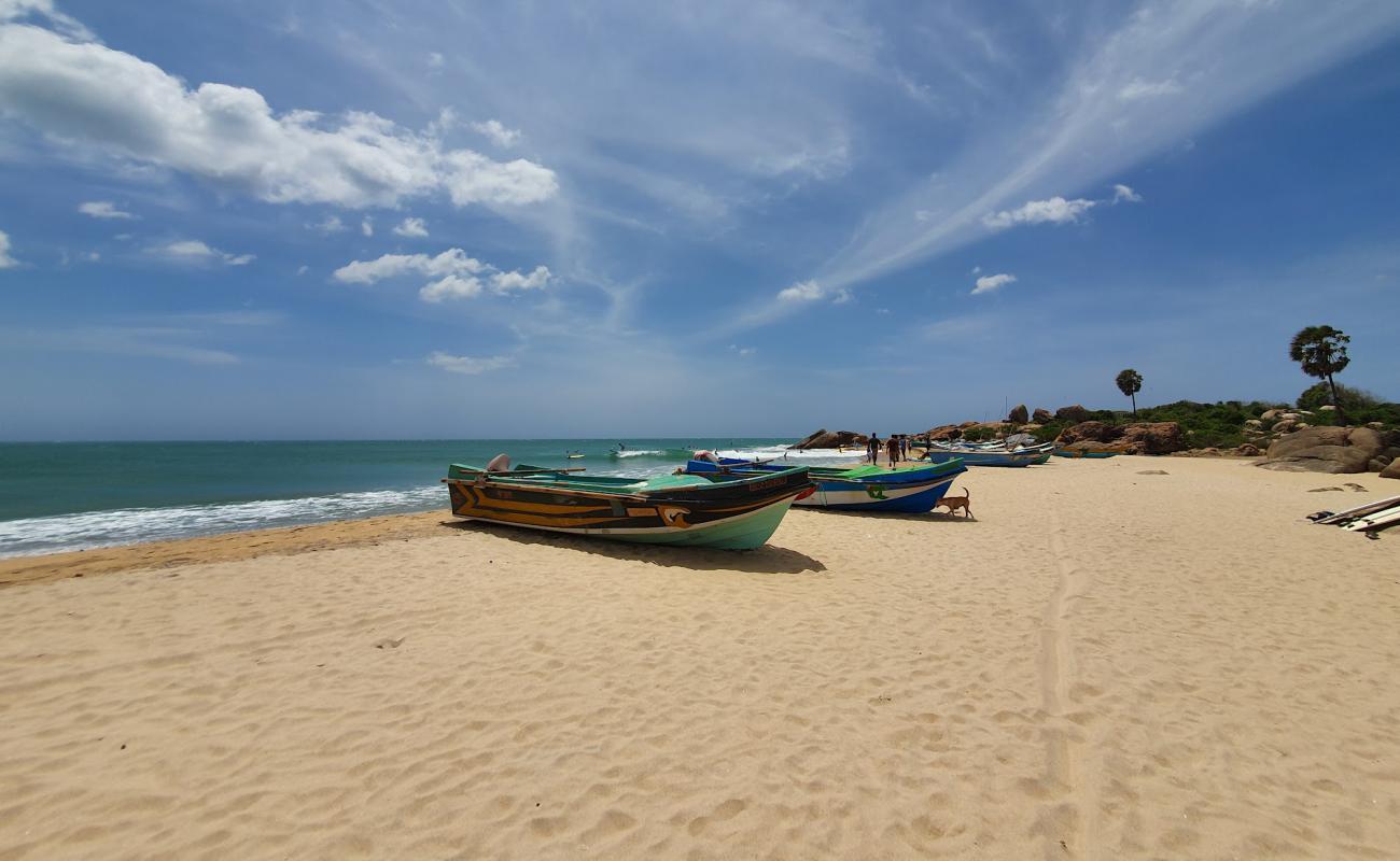 Foto de Pottuvil point Beach con arena brillante superficie