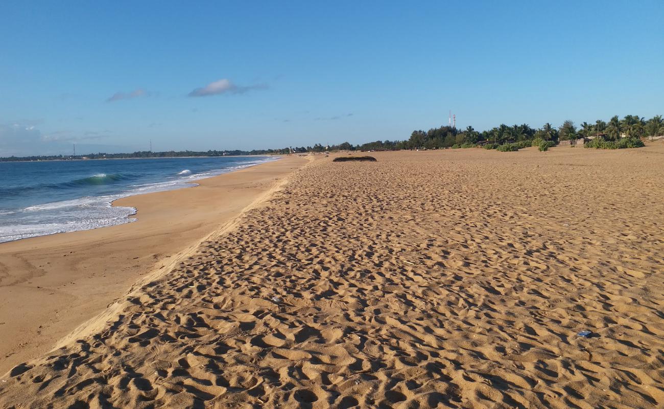 Foto de Jalaldeen Square Beach con arena brillante superficie