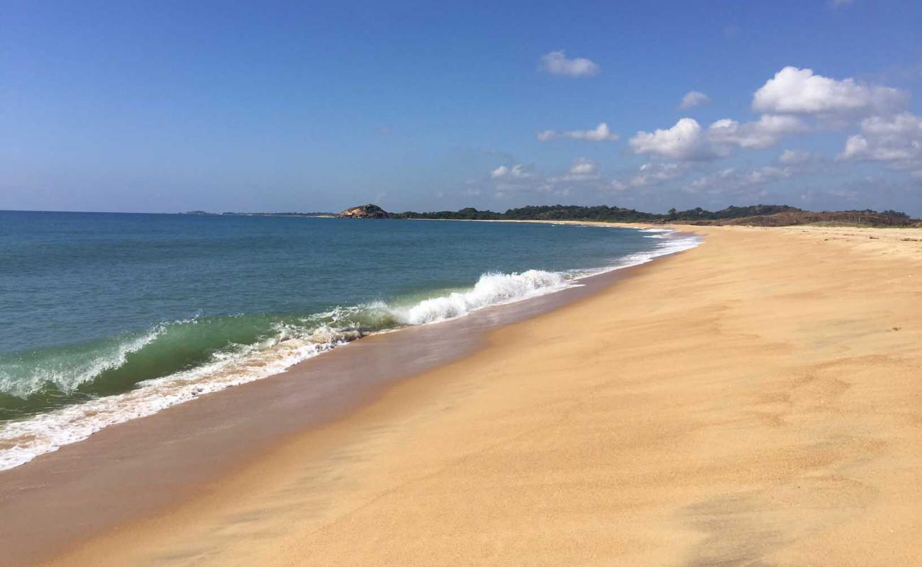 Foto de Pasarichenai Beach con brillante arena fina superficie