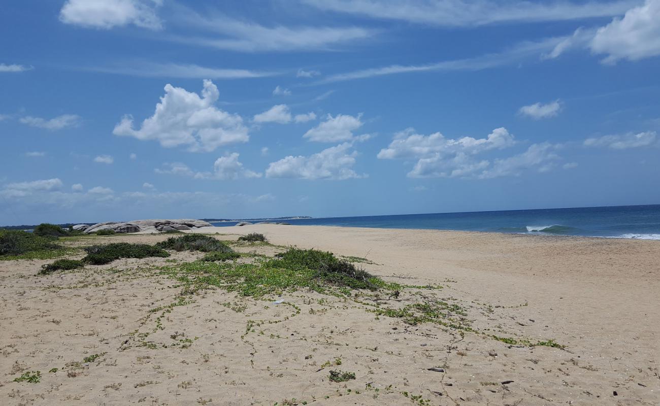 Foto de Okanda Beach con arena brillante superficie