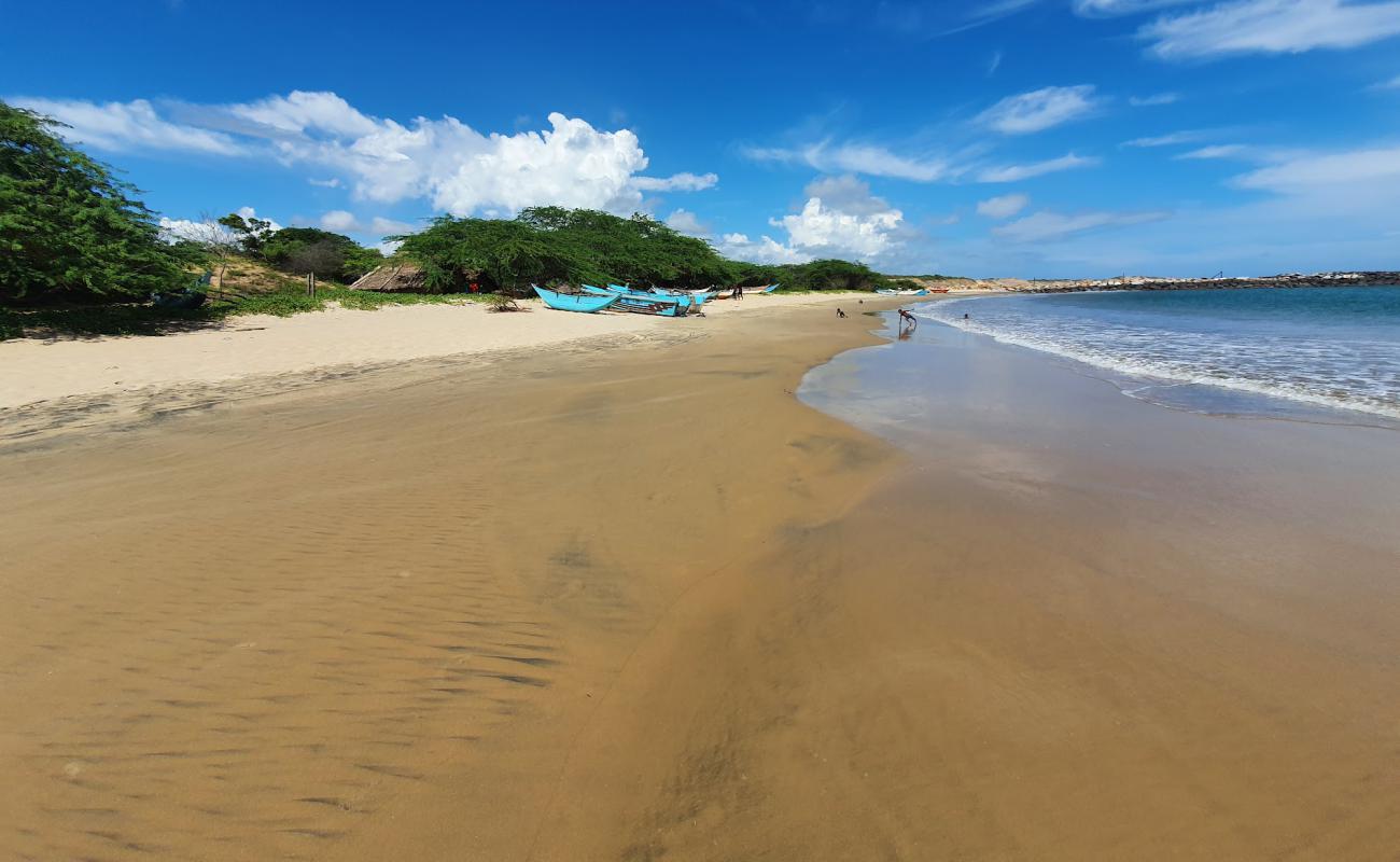 Foto de Kirinda Beach con arena brillante superficie