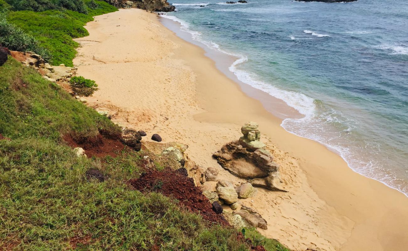 Foto de Ussangoda Beach con arena brillante superficie