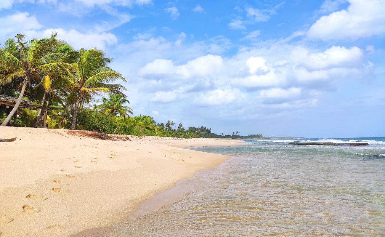 Foto de Tangalle Beach con arena brillante superficie