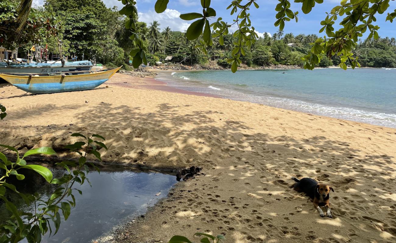 Foto de Unakuruwa Beach con arena brillante superficie