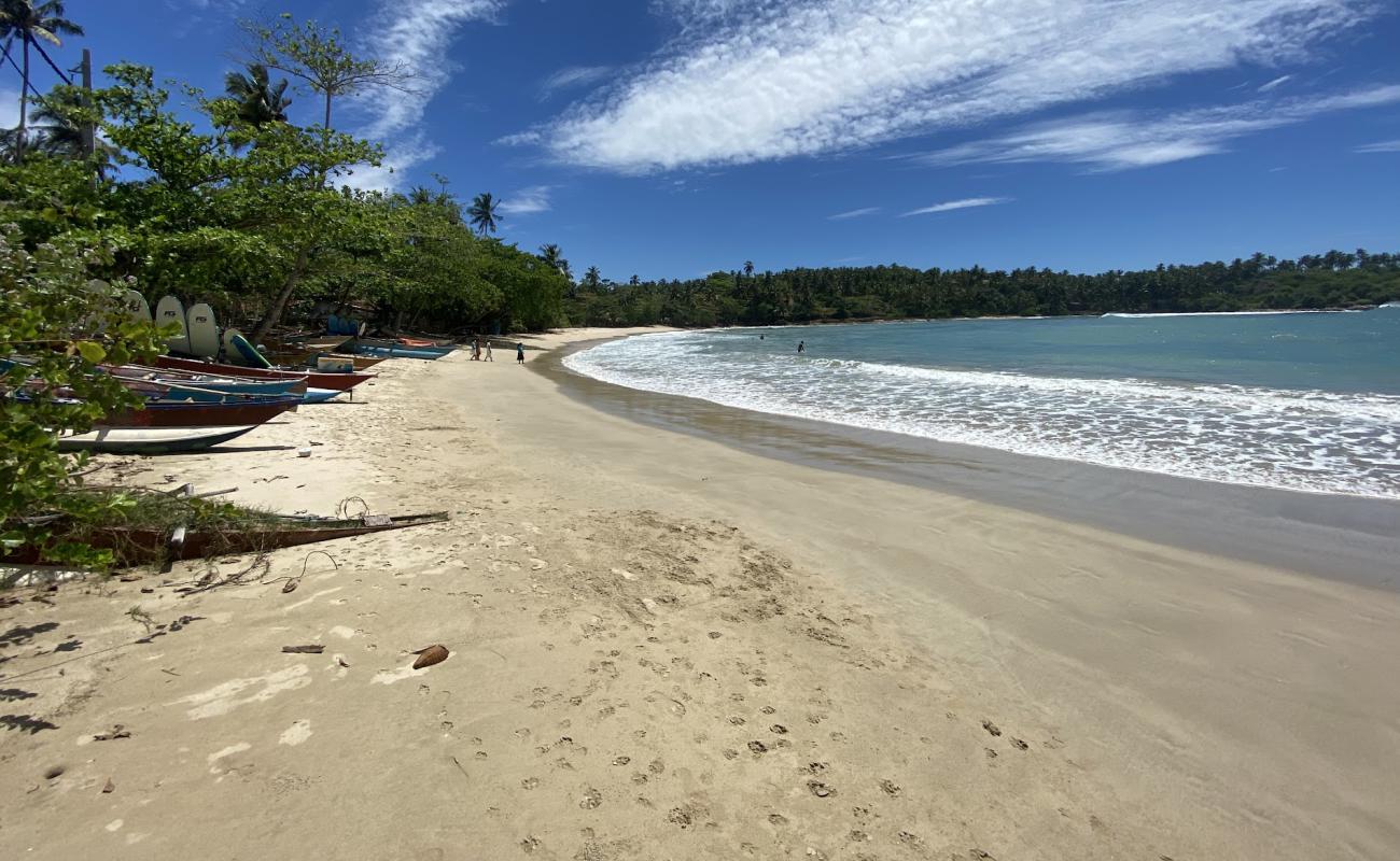 Foto de Hiriketiya Beach con brillante arena fina superficie