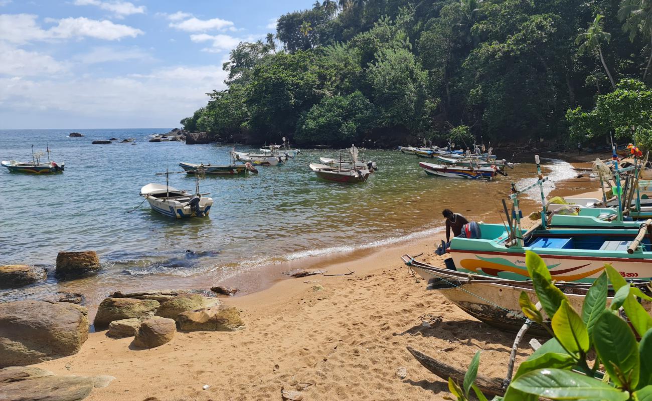 Foto de Noonnawella Beach con arena/piedras marrón superficie