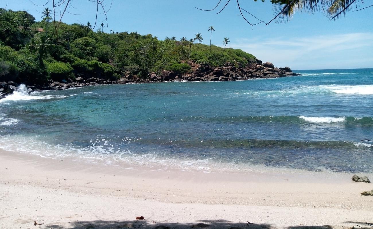 Foto de Secret Beach Wawwa con arena brillante y rocas superficie