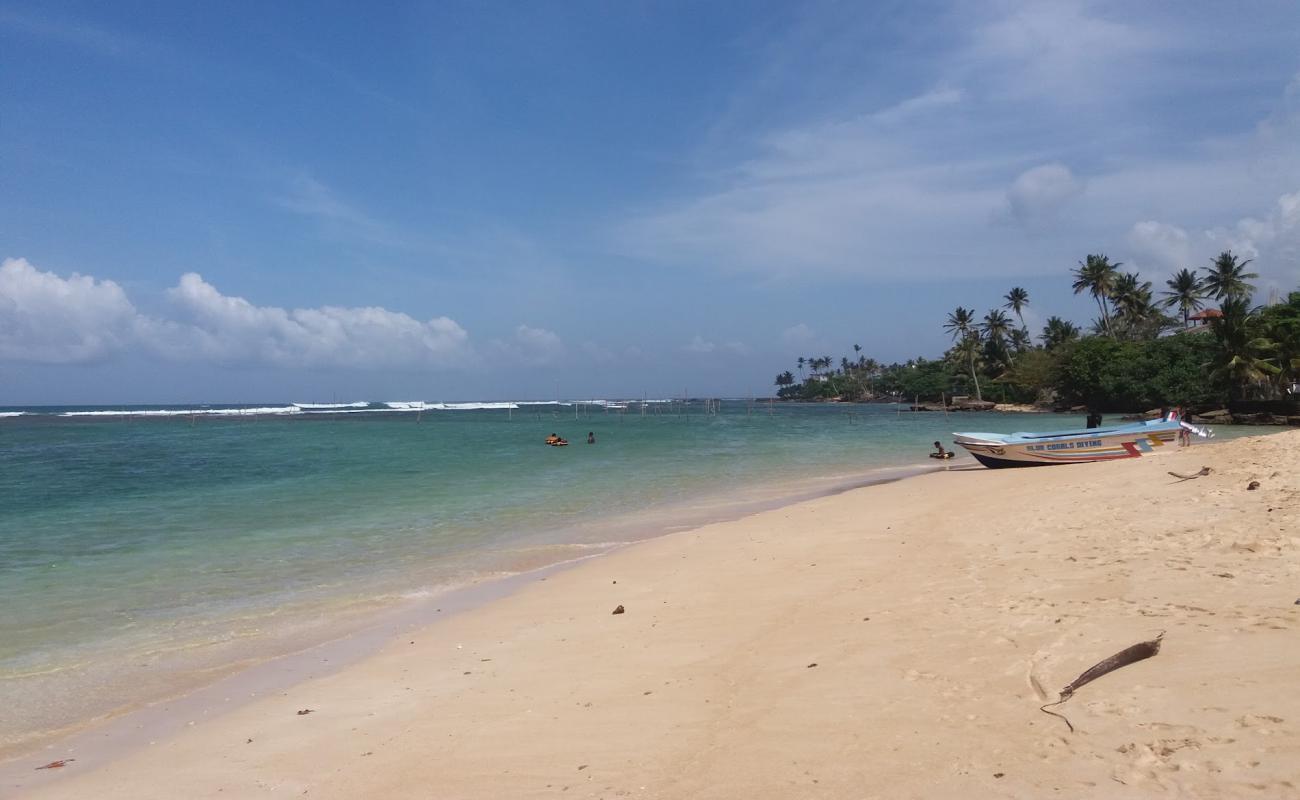 Foto de Polhena Beach con arena brillante superficie