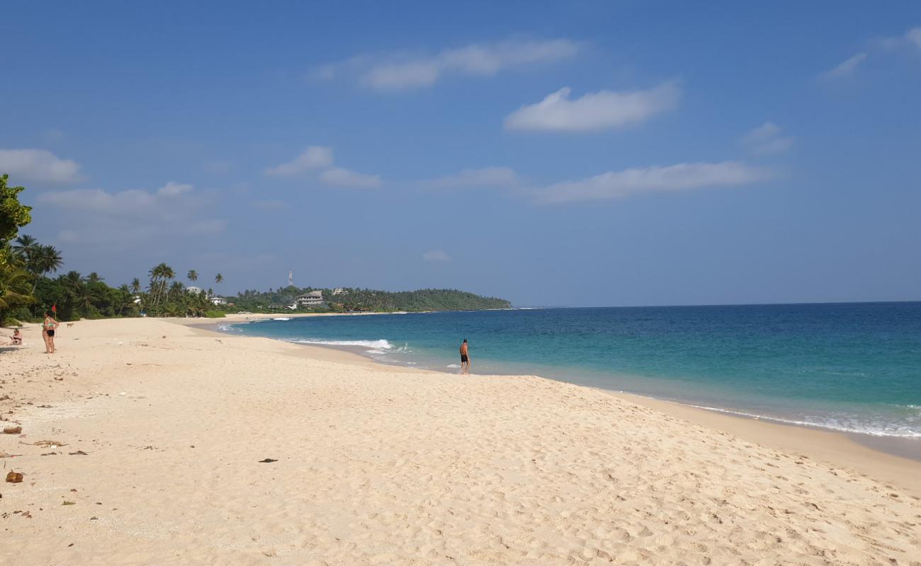 Foto de Kamburugamuwa Beach con arena brillante superficie