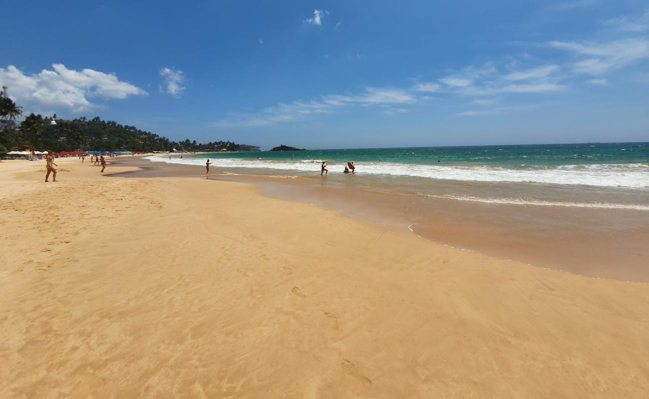 Foto de Playa de Mirissa con brillante arena fina superficie