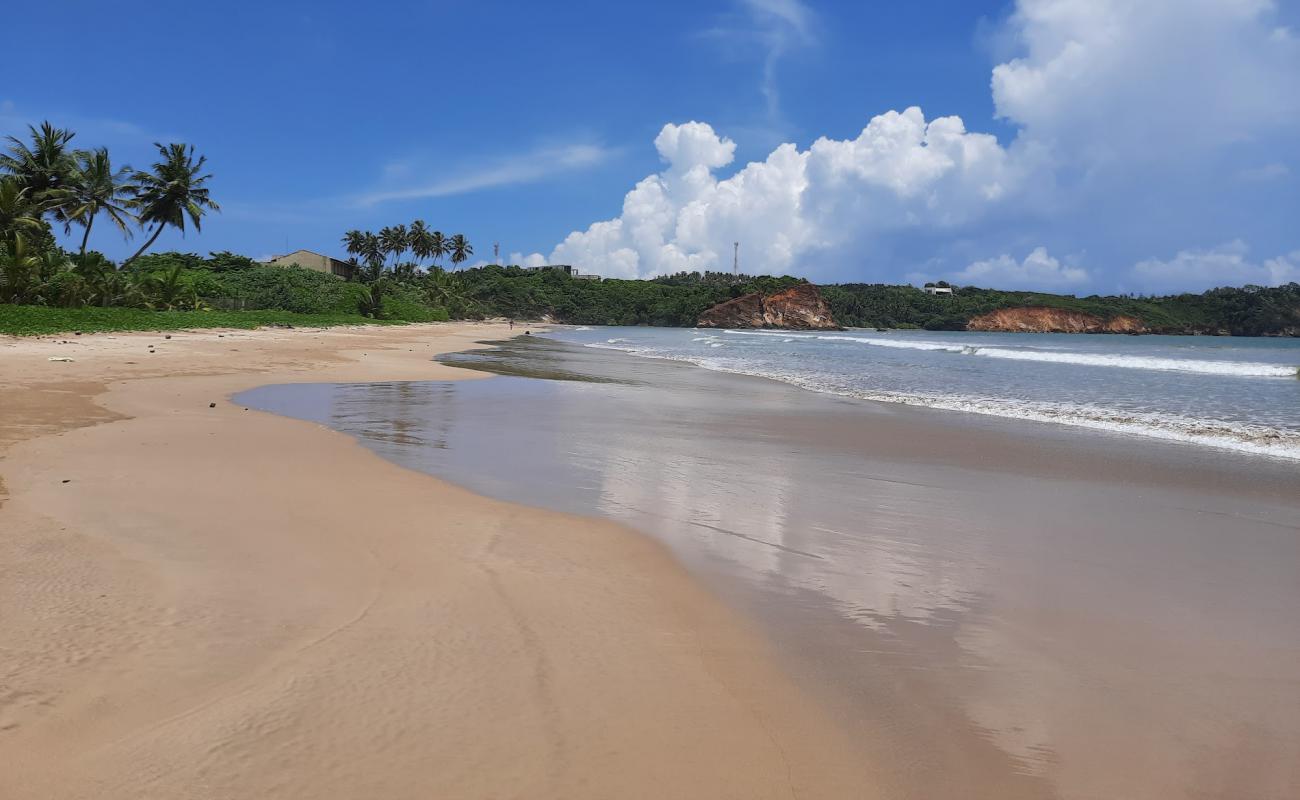 Foto de Weligama Beach con arena brillante superficie