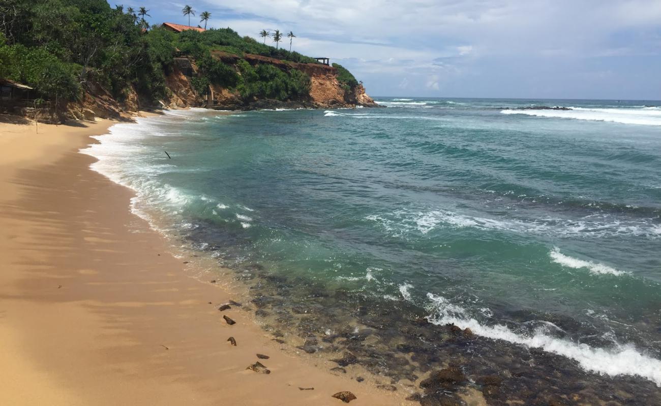 Foto de Abimanagama Beach con arena brillante y rocas superficie