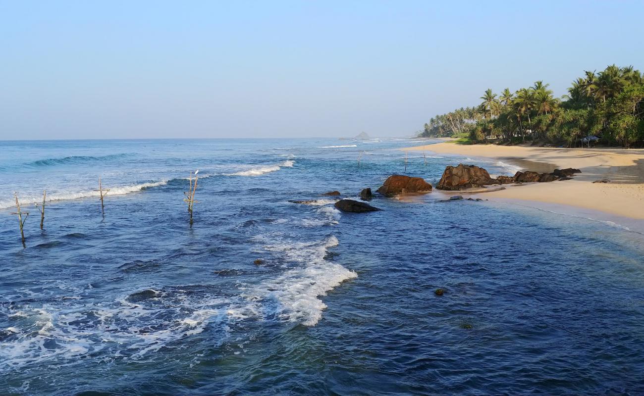 Foto de Coconut Beach con arena brillante y rocas superficie