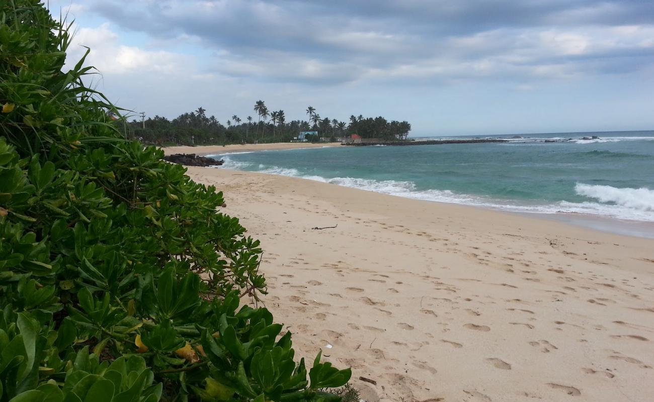 Foto de Midigama Beach con arena brillante superficie