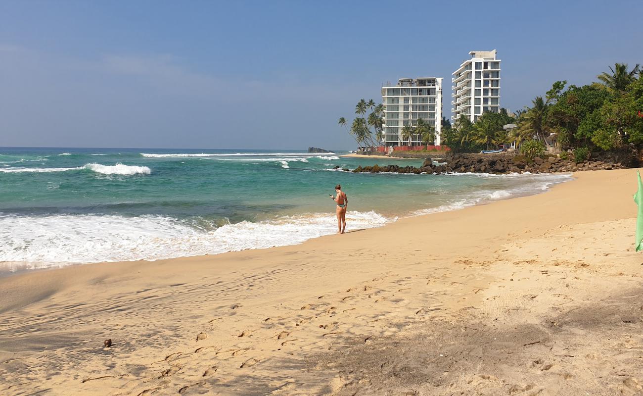 Foto de Mihiripenna Beach con brillante arena fina superficie