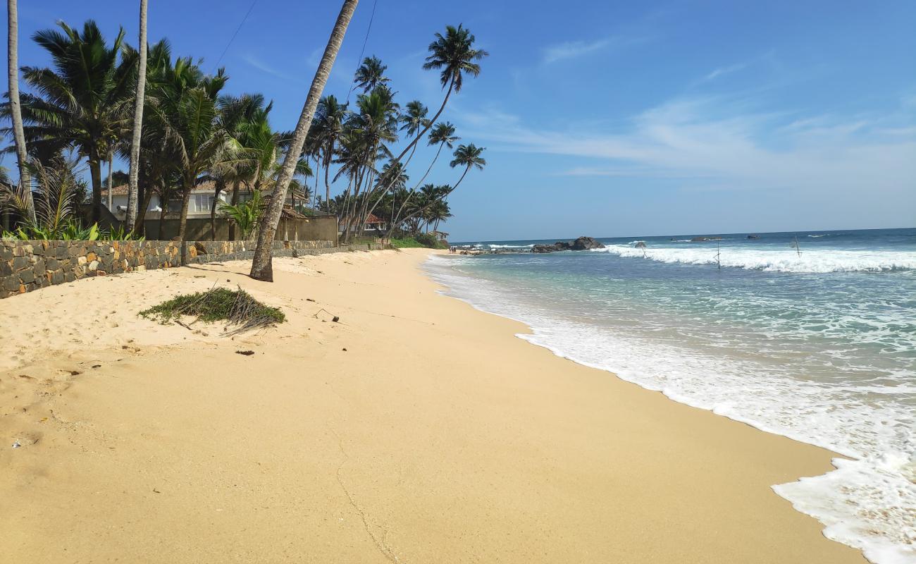 Foto de Nagahawatta Beach con arena brillante superficie