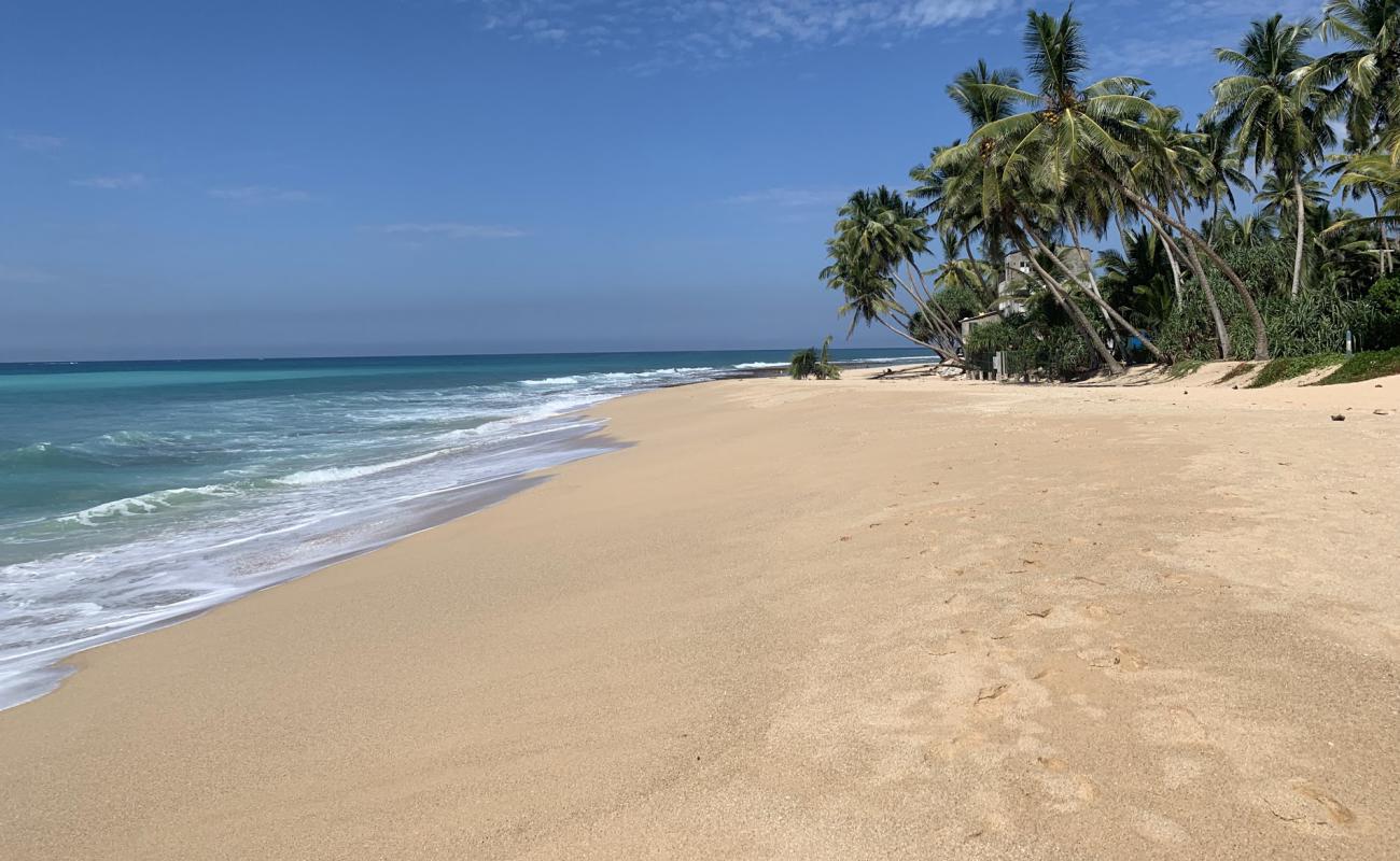 Foto de Akurala Beach con arena brillante superficie