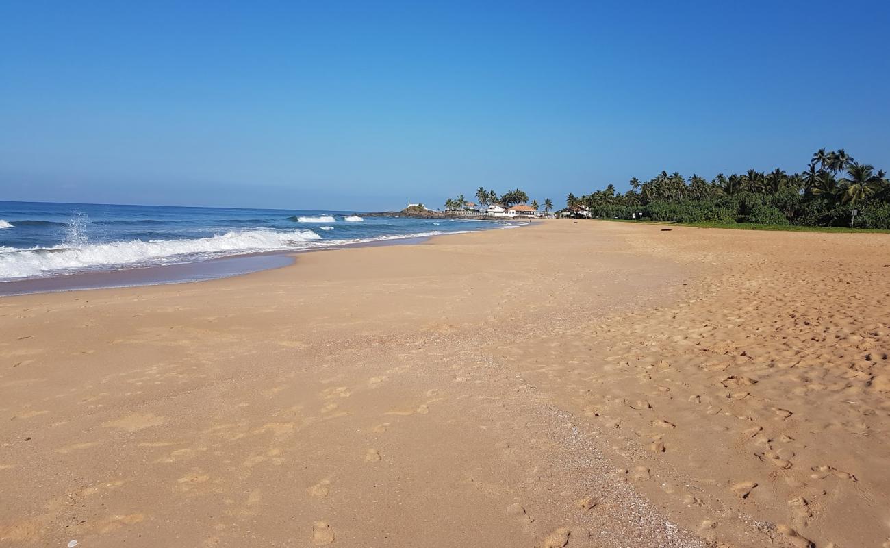 Foto de Ahungalla Beach con arena brillante superficie