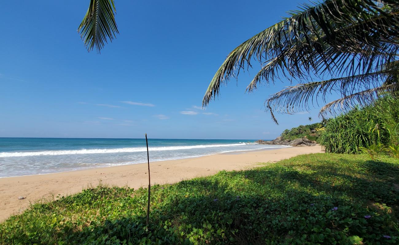 Foto de Kosgoda Beach con arena brillante superficie