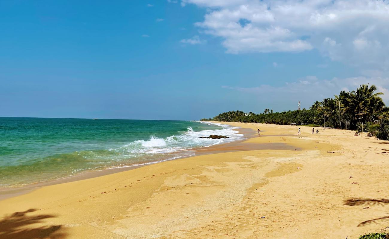 Foto de Maha Induruwa Beach con arena brillante superficie