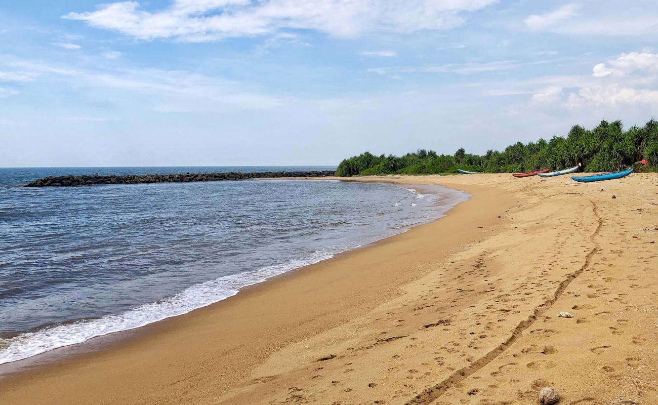 Foto de Katukurunda Beach con arena de concha brillante superficie