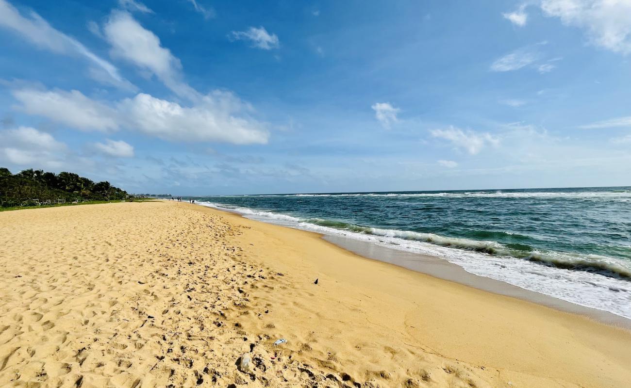 Foto de Mount Laviniya Beach con arena brillante superficie