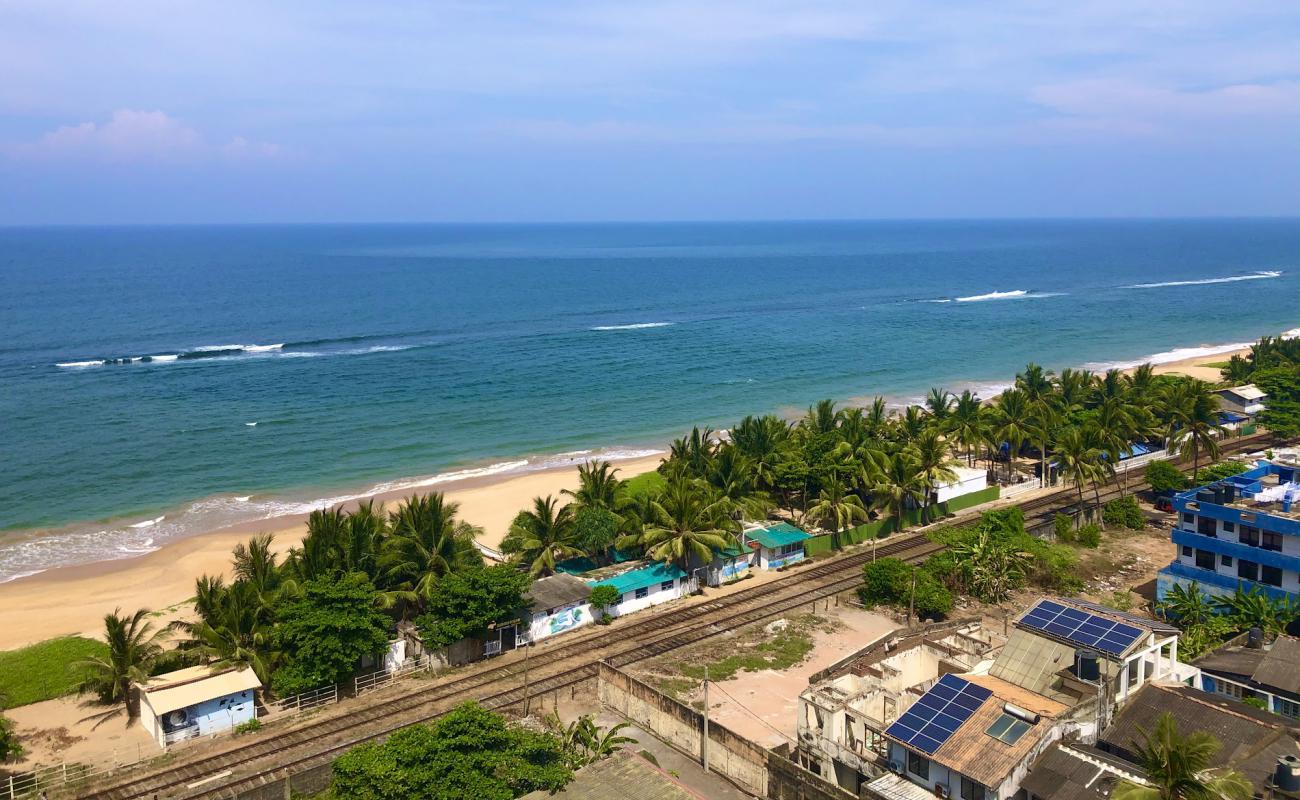 Foto de Dehiwala Beach con arena brillante superficie