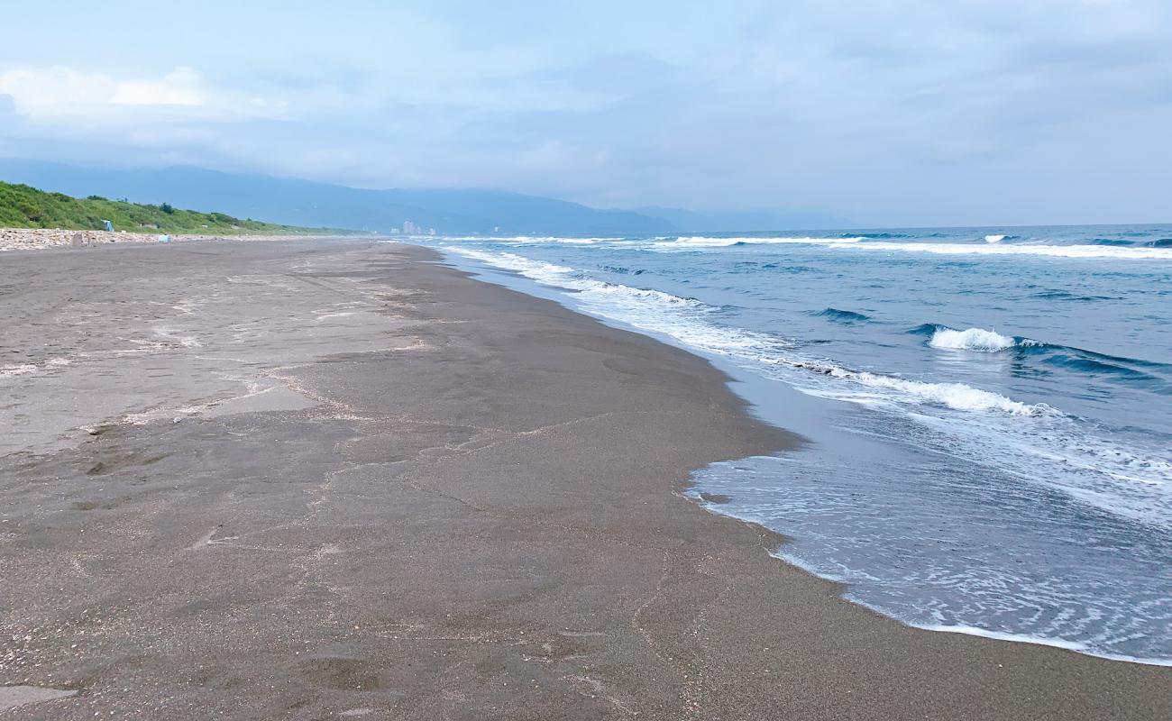 Foto de Guishan Island Beach con arena gris superficie