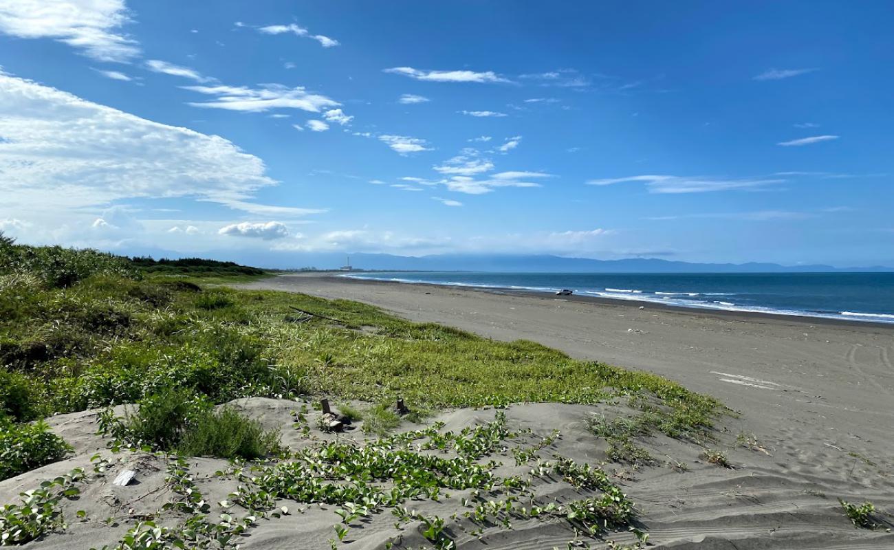 Foto de Wuweigang Beach con arena gris y piedras superficie