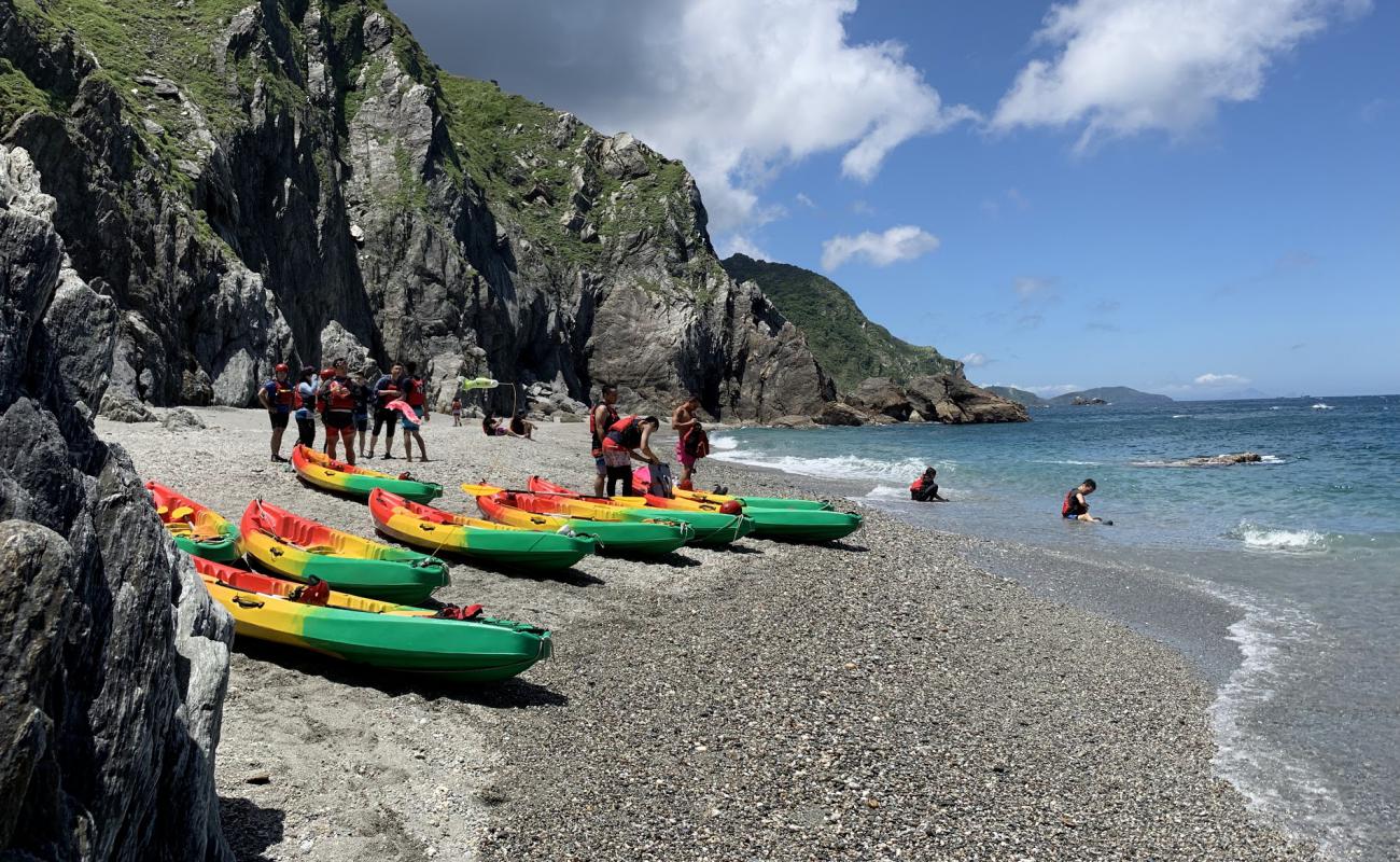 Foto de Playa de Wuyanjiao con guijarro fino gris superficie