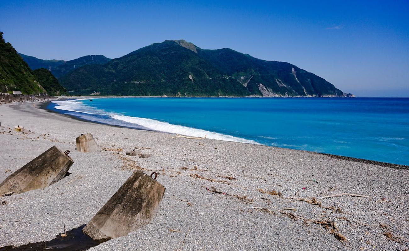 Foto de Dongao Beach con guijarro fino gris superficie