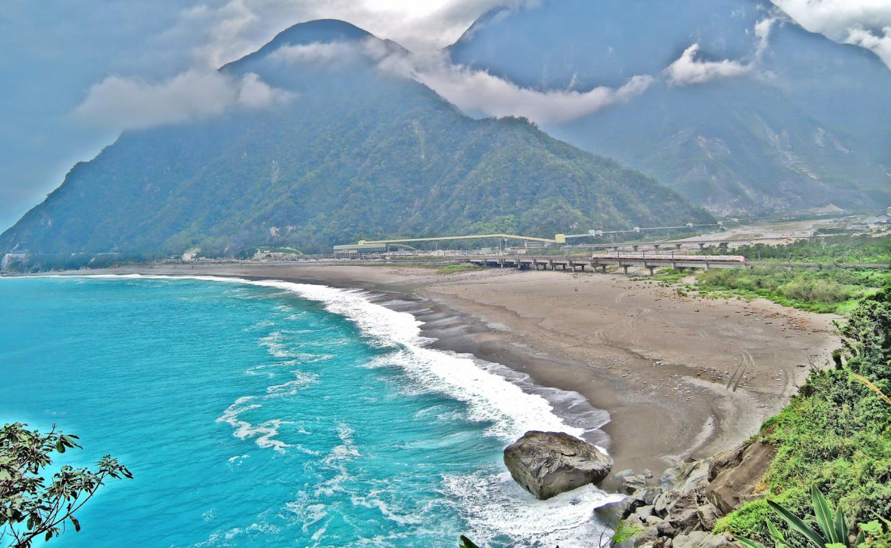 Foto de Heren Beach con arena gris y guijarros superficie