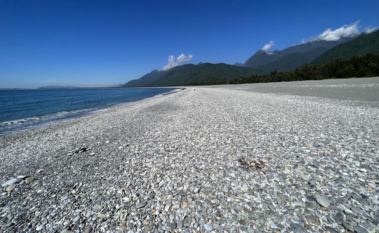 Foto de Manbo Beach con arena gris y guijarros superficie