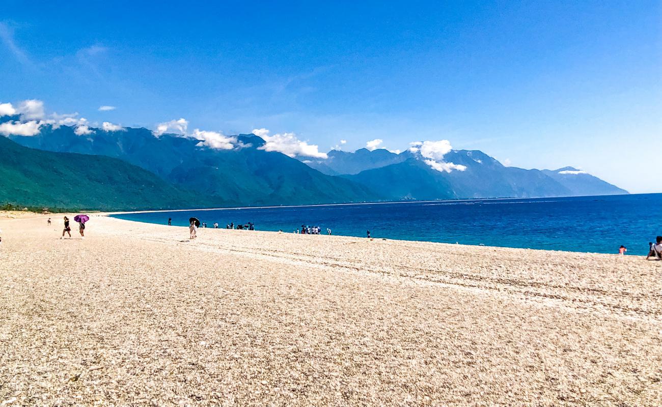 Foto de Qixingtan Beach con guijarro gris superficie