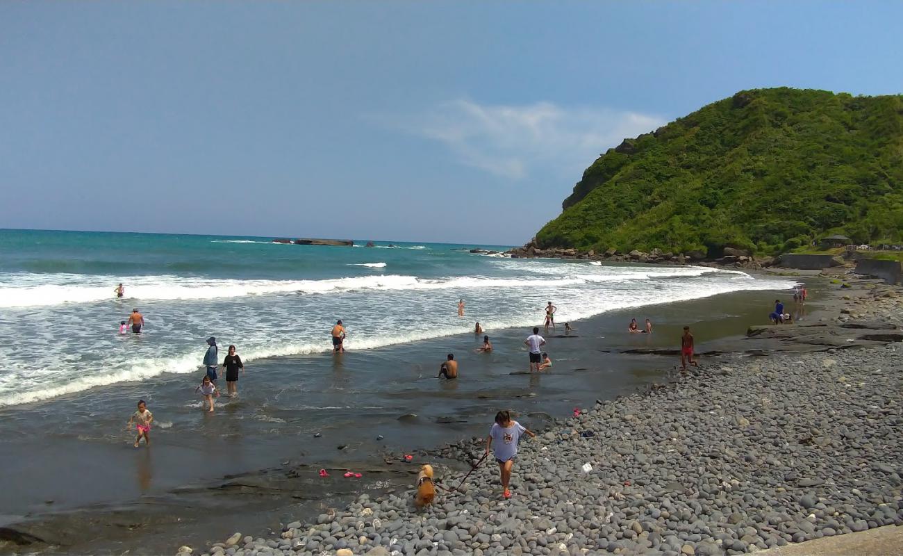 Foto de Jiqi Beach con arena gris y guijarros superficie