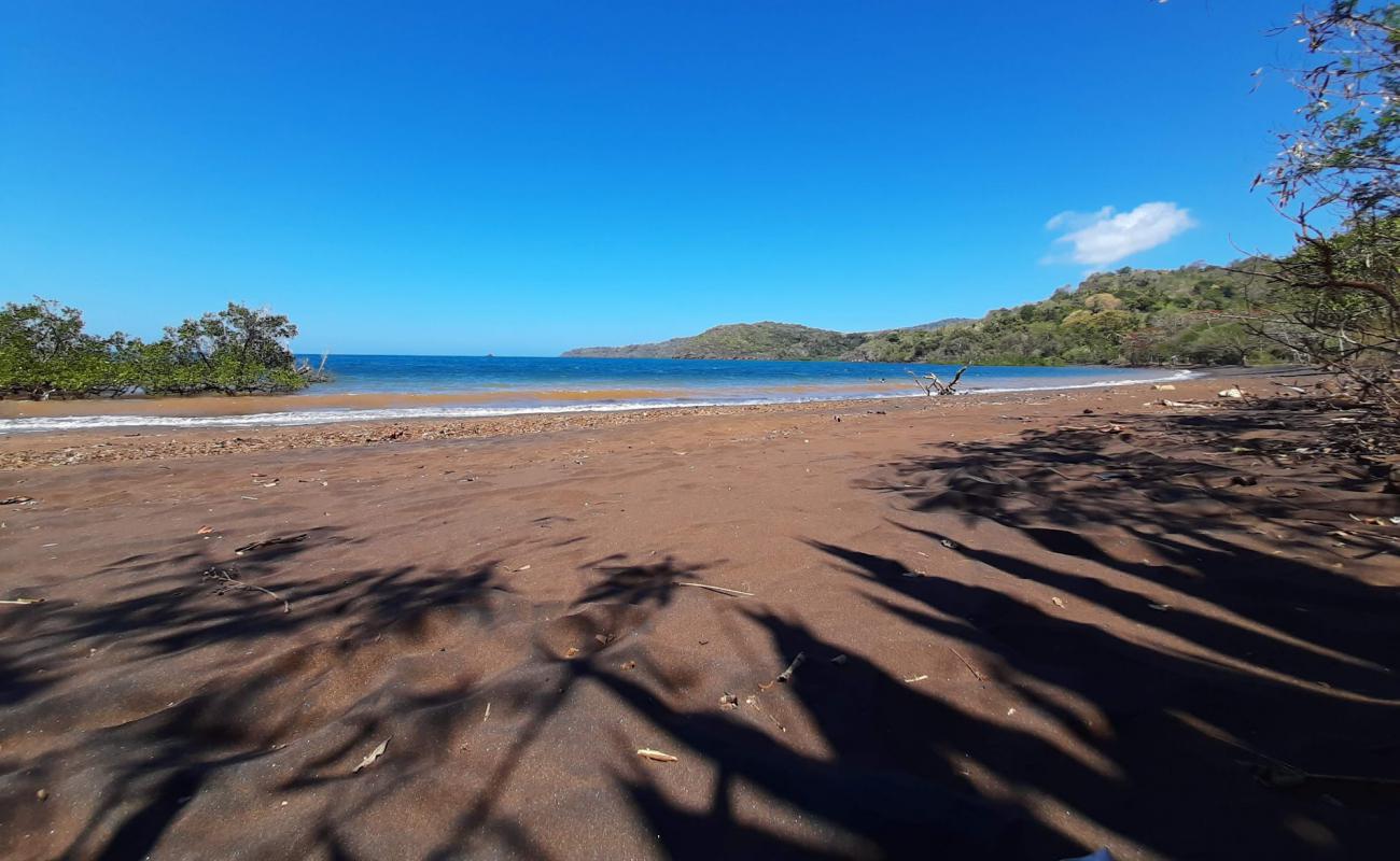 Foto de Iloni Beach con arena oscura superficie