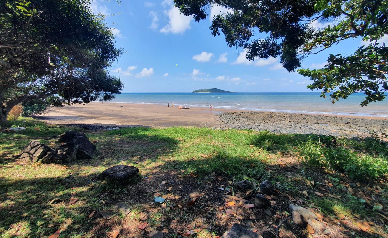 Foto de Sakouli Beach con arena oscura superficie