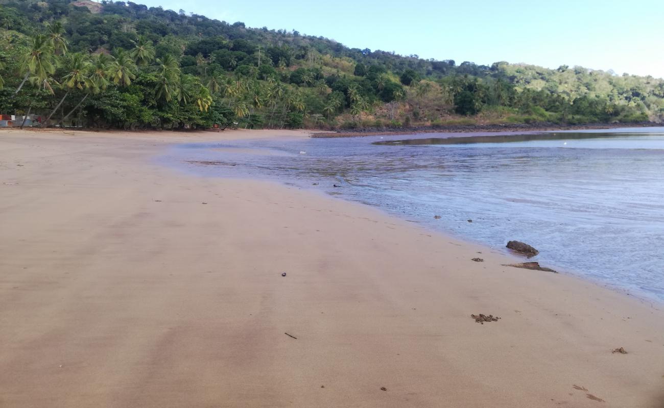 Foto de Foumbouni Beach con arena fina oscura superficie