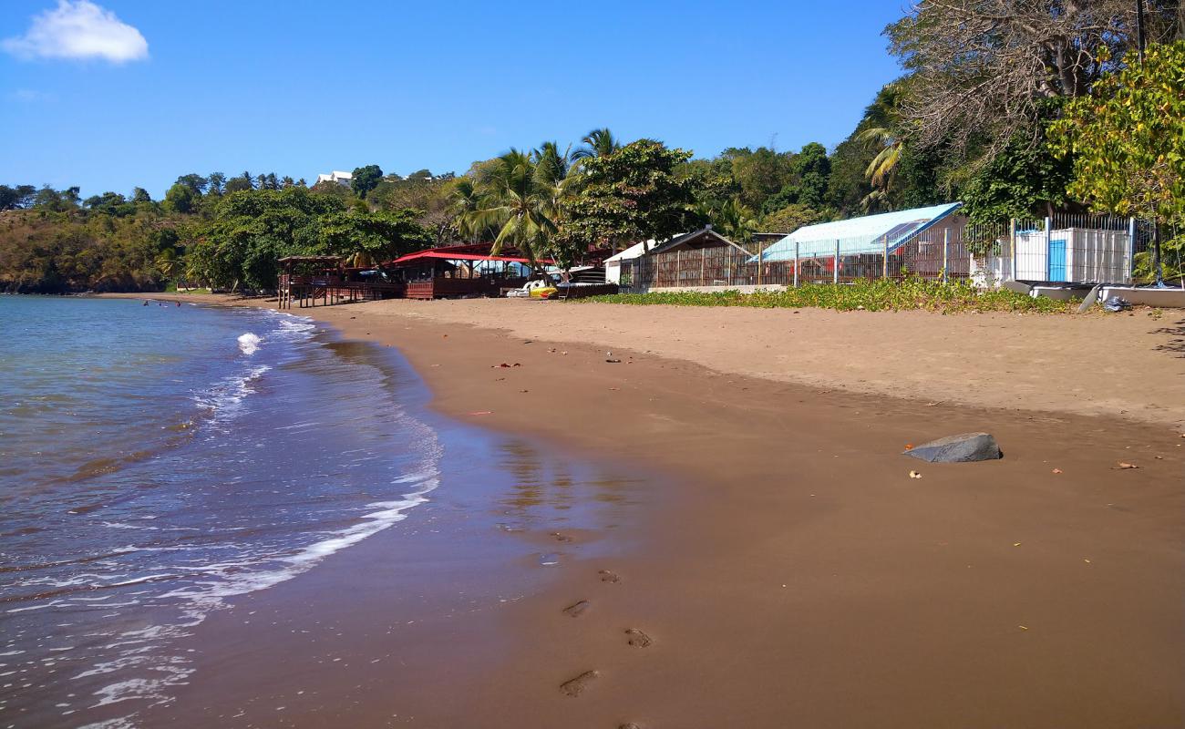 Foto de Trevani Beach con arena oscura superficie