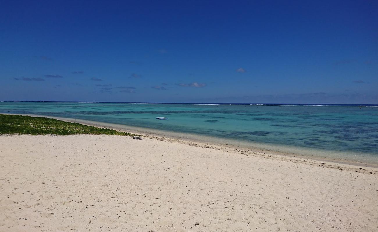 Foto de Nikao Beach con arena brillante superficie