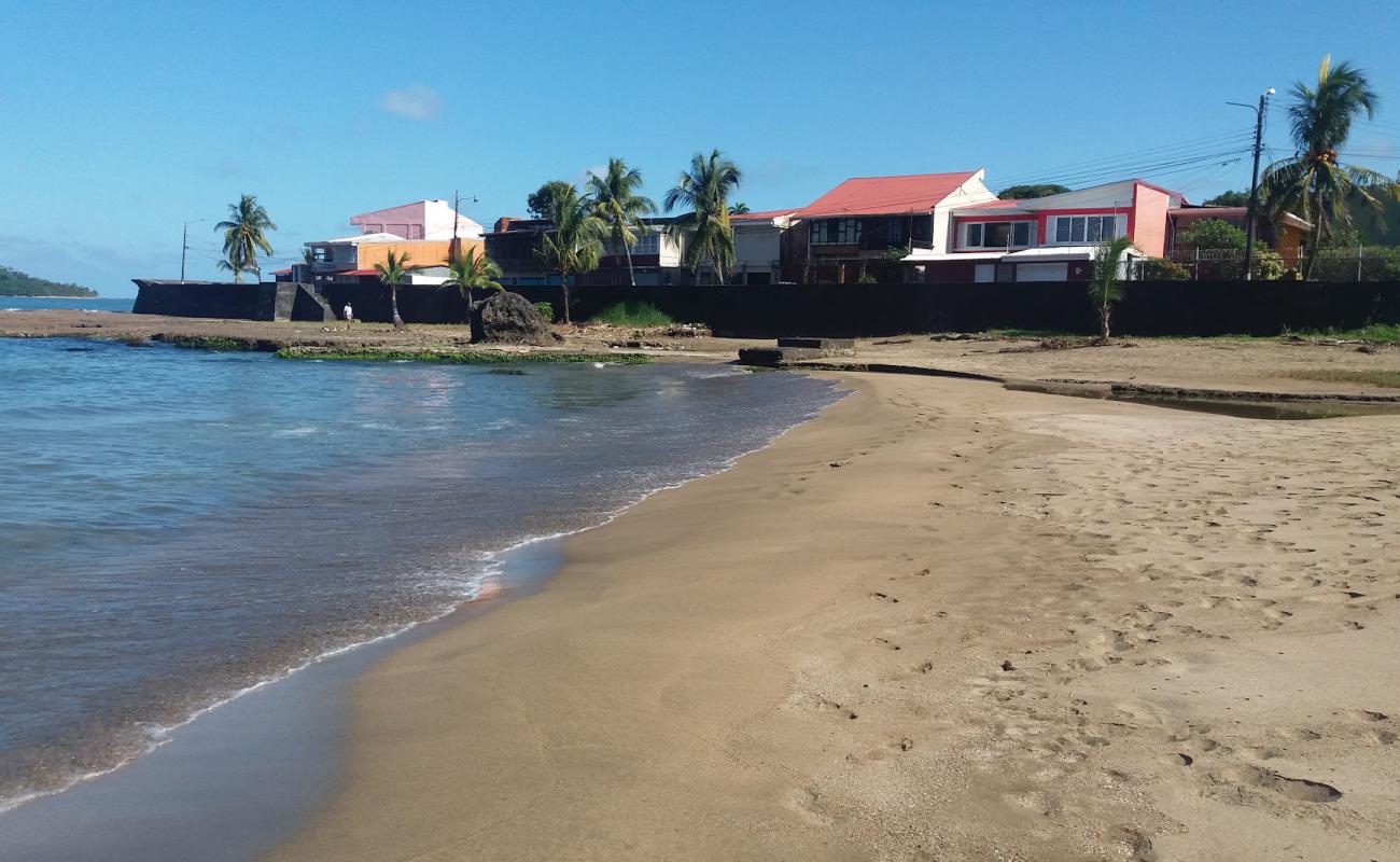 Foto de Playa Los Baños con arena gris superficie