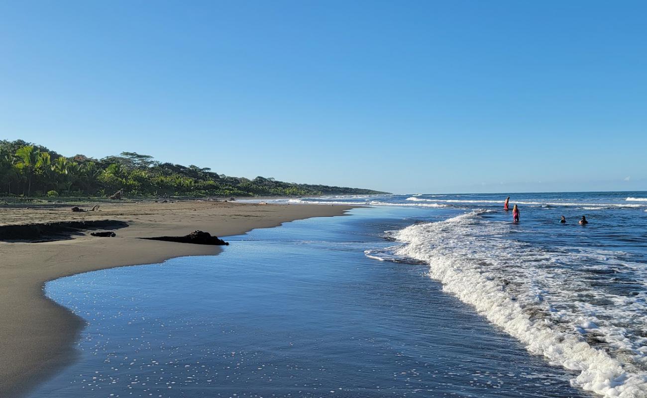 Foto de Playa Cahuita con brillante arena fina superficie