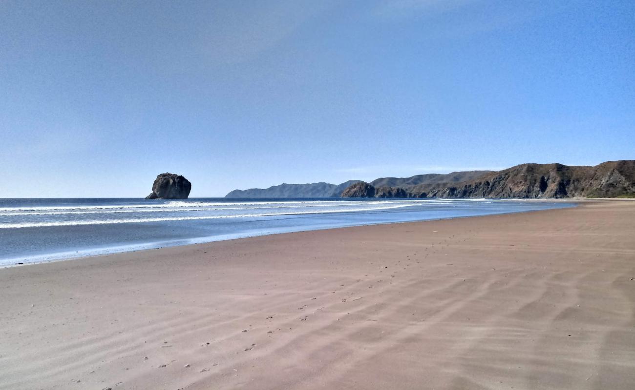 Foto de Naranjo beach con arena gris superficie