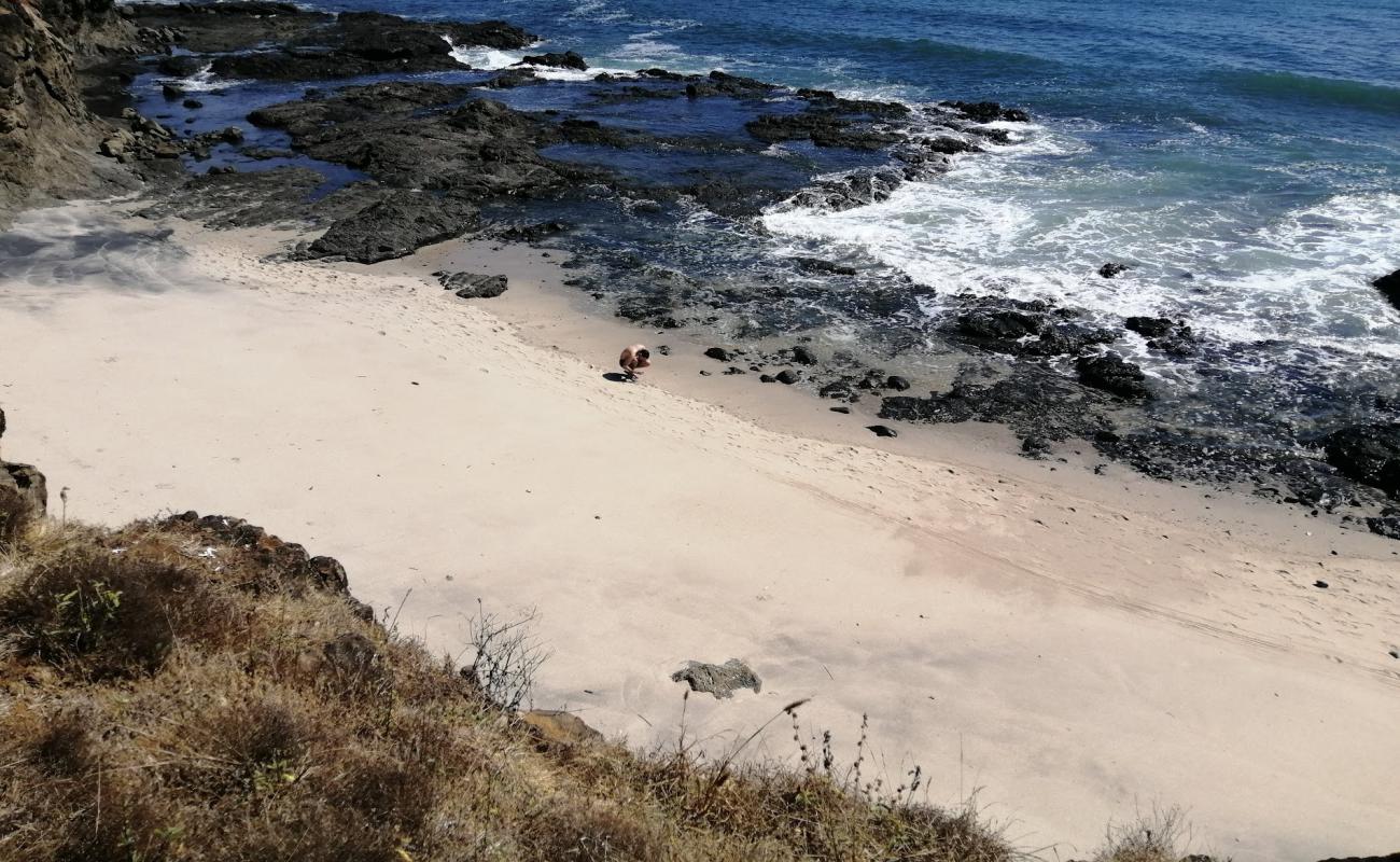 Foto de Playa Carbón con arena gris y piedras superficie