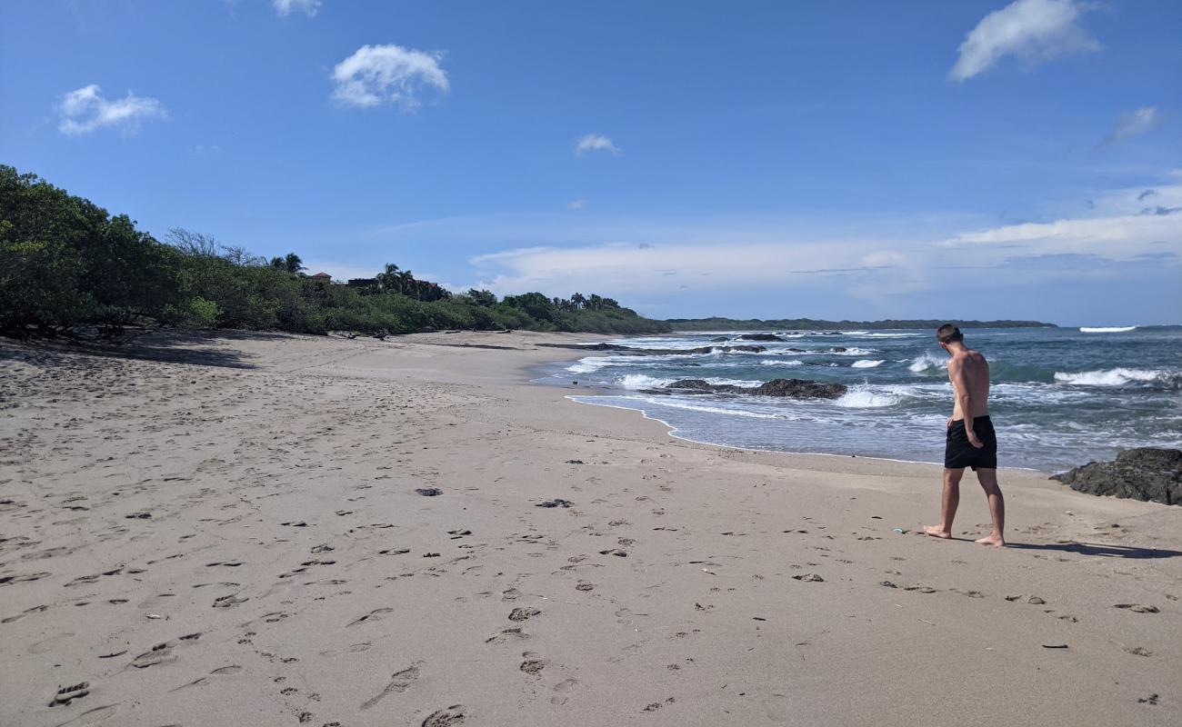 Foto de Playa Langosta con arena brillante y rocas superficie