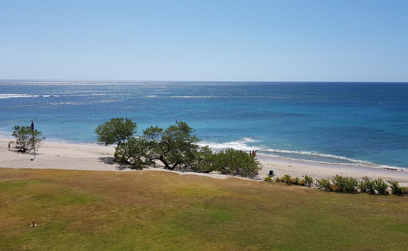 Foto de Mansita Beach con arena brillante y rocas superficie