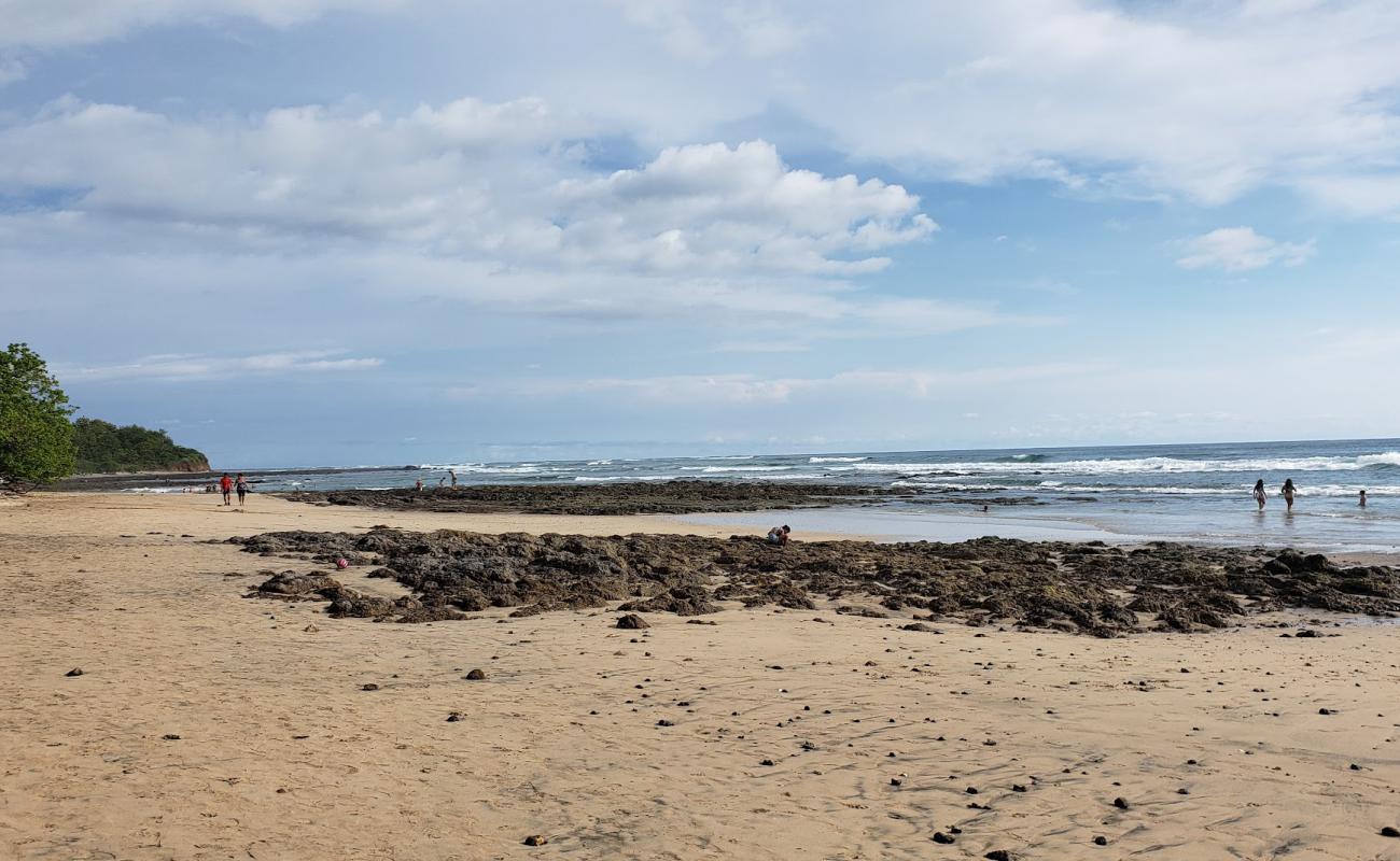 Foto de Playa Avellana con arena brillante y rocas superficie