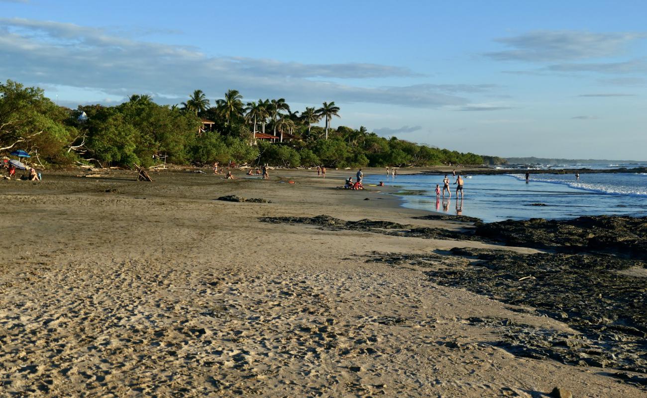 Foto de Playa Oscura con arena gris y piedras superficie