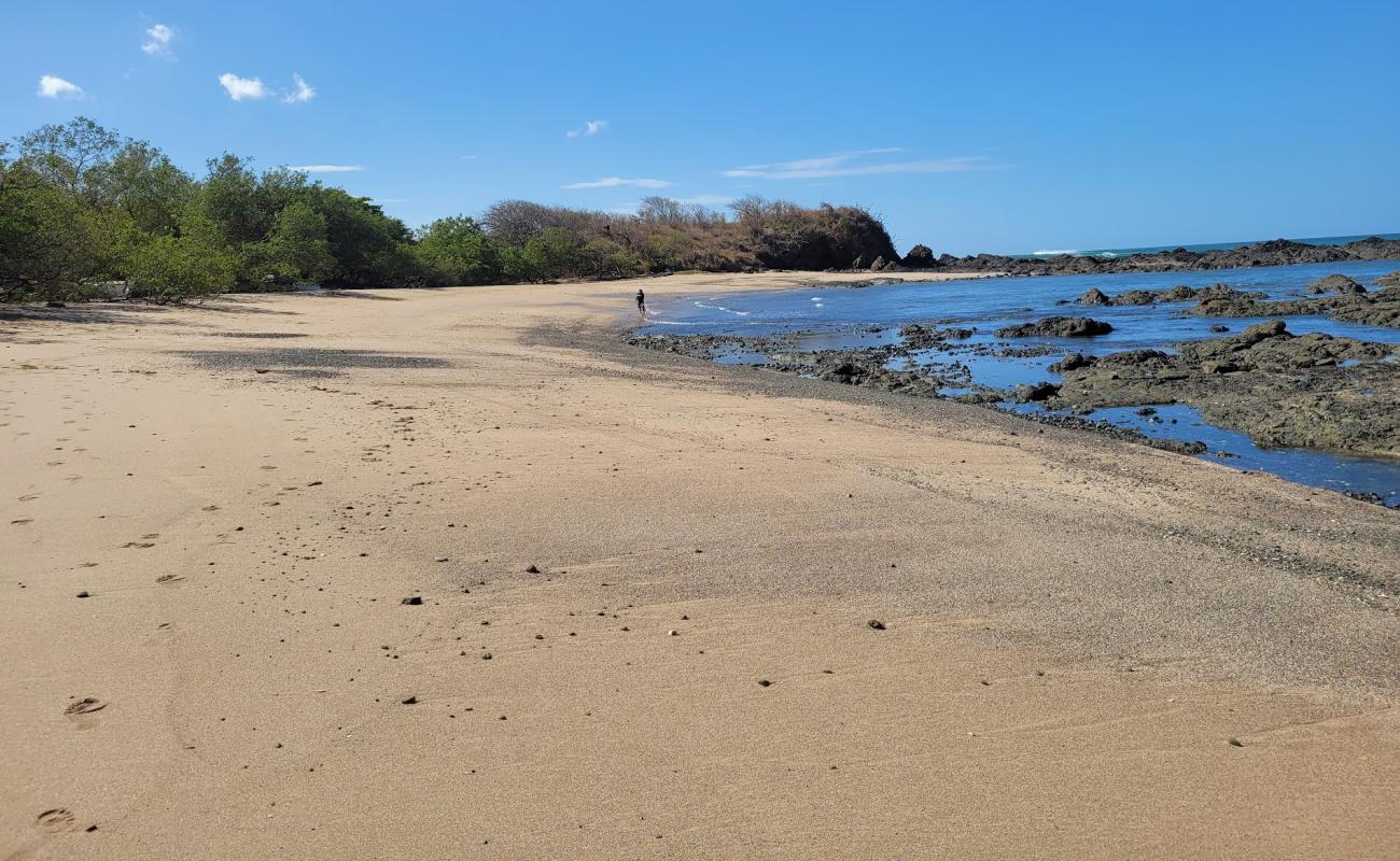 Foto de Playa Callejones con arena brillante y rocas superficie